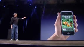 Steve Jobs présentant le premier iPhone lors de la keynote d'Apple en 2007