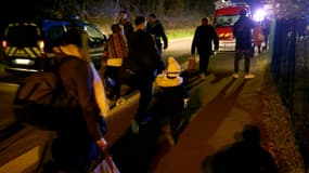 Des résidents évacuent les lieux de l'explosion, le 15 décembre 2025 à Trévoux