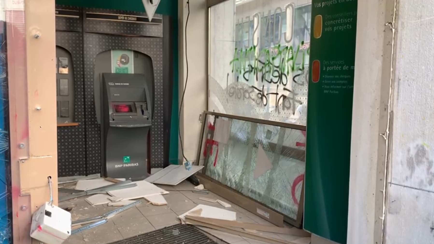 Une agence BNP Paribas dégradée ce 28 mars 2023 à Lyon