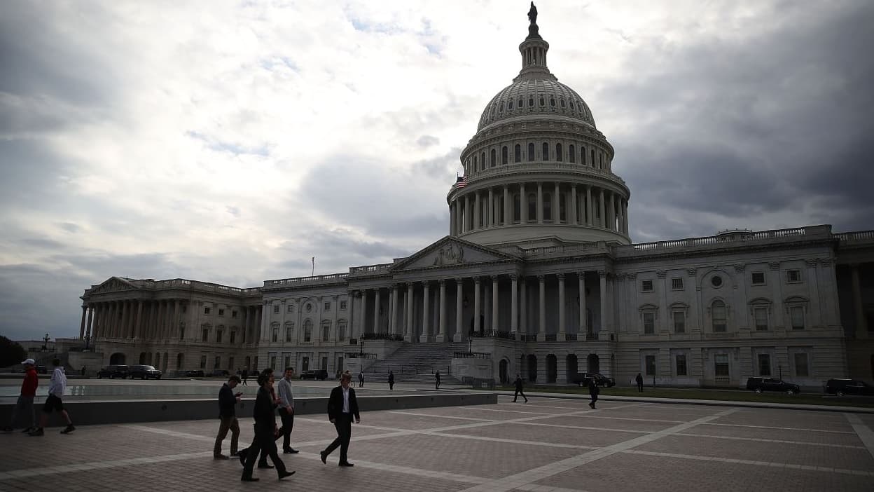 "UN PISTOLET SUR LA TEMPE DES AMÉRICAINS": LES ÉTATS-UNIS FONCENT VERS LA PARALYSIE BUDGÉTAIRE