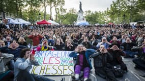 Des manifestants de "Nuit debout" dimanche 15 mai, place de la République, à Paris