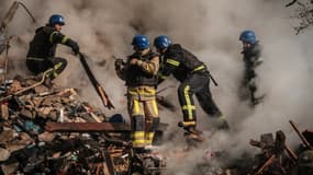Des pompiers dans les décombres après des attaques à Kiev le 17 octobre 2022 (illustration)