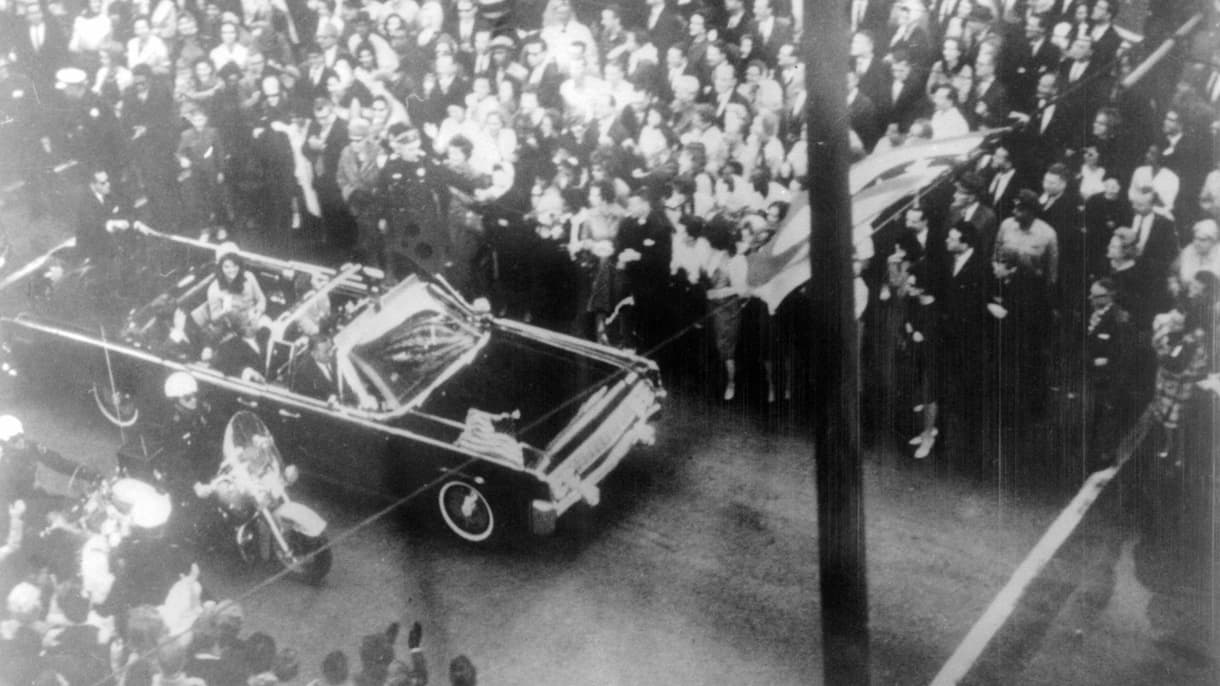 Photo prise le 22 novembre 1963, du convoi du président américain J. F. Kennedy juste avant son assassinat à Dallas (Texas, États-Unis).
