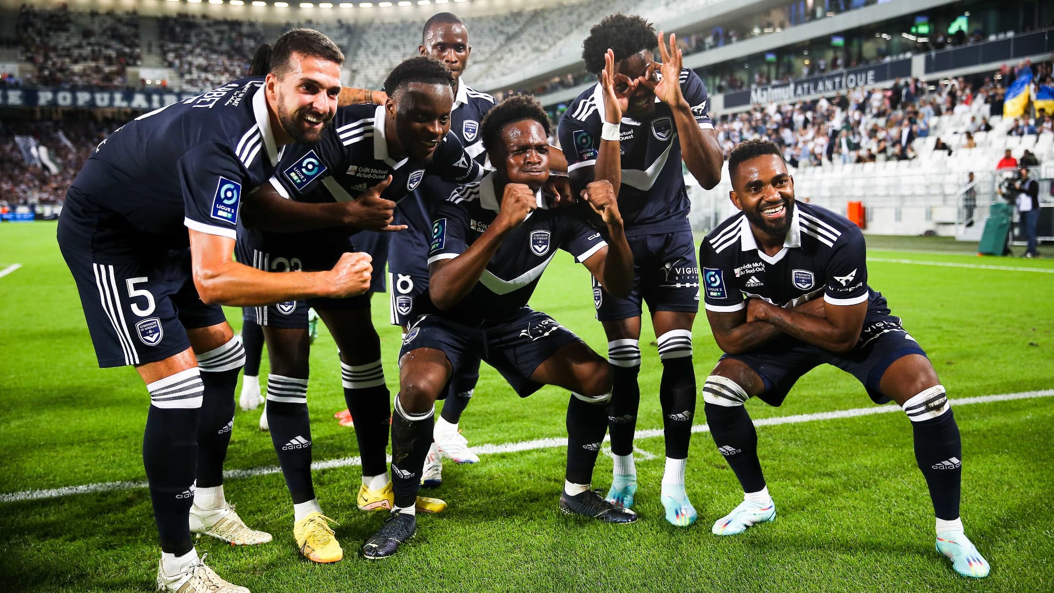 Barbet et Nsimba, fêtant avec leurs coéquipiers le but de Dilane Bakwa contre Annecy, en octobre 2022.