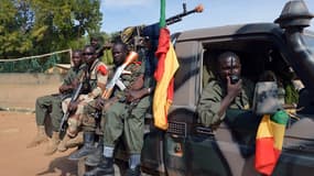 Soldats maliens en patrouille dans les rues de Diabaly, à 400lm au nord de Bamako
