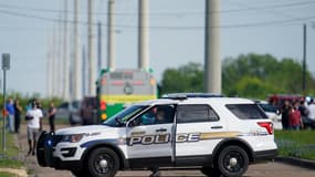 Une voiture de police bloque l'accès au site d'une fusillade, le 8 avril 2021 à Bryan, au Texas. 