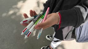 Les stylos 4-couleurs font fureur dans les cours de récréation
