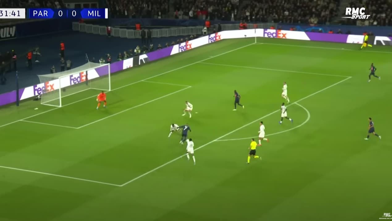 En une fraction de secondes, l'attaquant du PSG s'est ouvert le champ des possibles, la lucarne opposée s'offre à lui