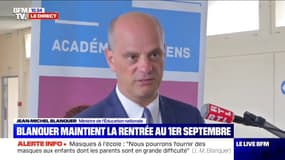 Jean-Michel Blanquer: "Lorsqu'il y a une distanciation physique de plus de 2 mètres, il est possible pour le professeur d'enlever son masque"