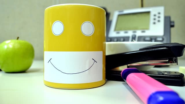 L'ambiance est plutôt détendue au bureau... c'est le moment de taquiner ses collègues en trafiquant leur souris, leur messagerie...