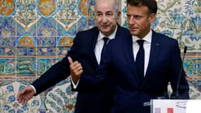 Les présidents algérien Abdelmadjid Tebboun (g) et français Emmanuel Macron à l'issue d'une conférence de presse commune à Alger, le 25 août 2022
