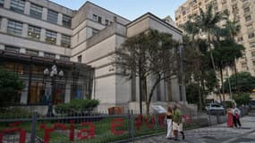 Des passants devant la bibliothèque publique Mario de Andrade, où plusieurs gravures ont été volées, dans le centre-ville de São Paulo, au Brésil, le 7 décembre 2025.