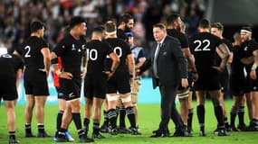 Steve Hansen au milieu de ses joueurs