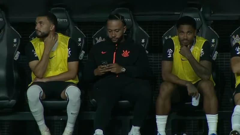 Corinthians: au téléphone sur le banc, Memphis Depay recadré par son staff en plein match