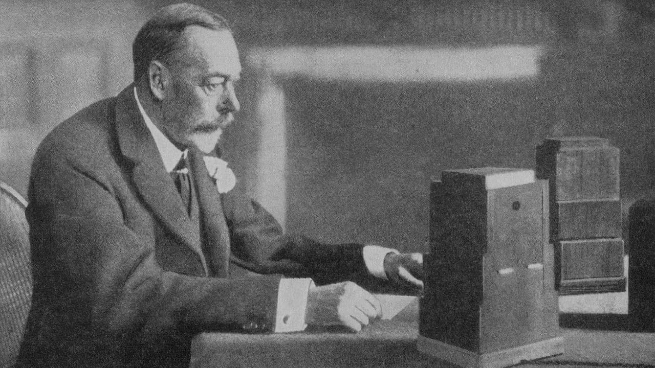 Le roi George V enregistrant le premier discours royale de Noël