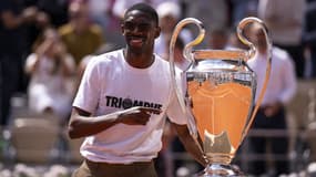 Ousmane Dembélé avec le trophée de la Ligue des champions sur le court de Roland-Garros, le 2 juin 2025