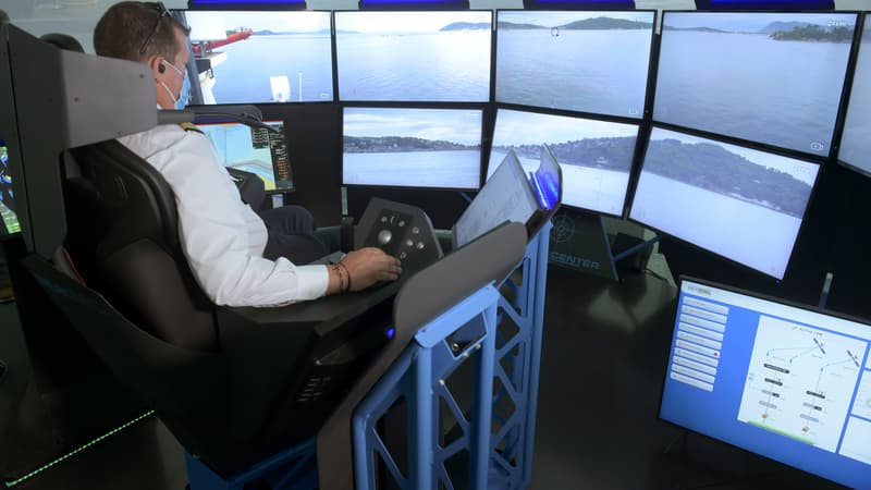 Le navire qui navigue à Toulon est "télé-opéré" et son capitaine habituel pilote depuis une "bulle" immersive installée pour l'occasion à 700 km de distance, sur les courts de tennis du campus de l'école Polytechnique en région parisienne.