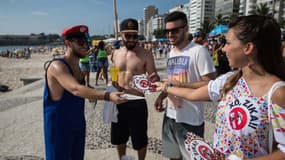 Au Brésil, sur la plage de Copacabana, les autorités tentent de rassurer les vacanciers en leur donnant des consignes de prévention. 