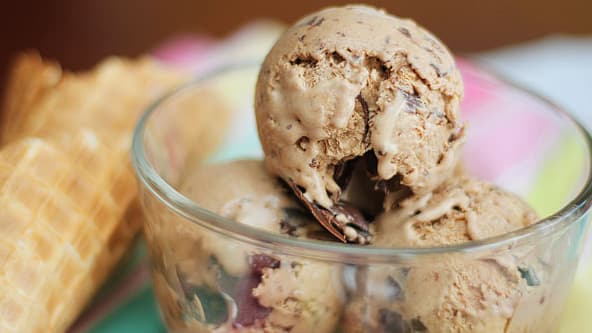 Un pot avec des boules de glace (photo d'illustration).