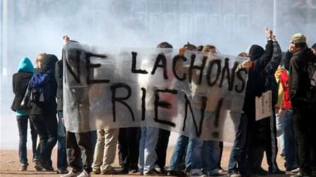 Lycéens et étudiants ont manifesté par milliers jeudi partout en France (comme ici à Lyon) pour appuyer les grèves contre le projet de réforme des retraites. /Photo prise le 21 octobre 2010/REUTERS/Robert Pratta