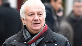 Jean-Marie Cavada, ancien patron de Radio France, réclame qu'on "laisse travailler" Mathieu Gallet, actuel directeur du groupe en difficulté.