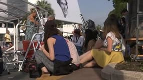 Festival de Cannes: le tapis rouge est en place, les badauds affluent
