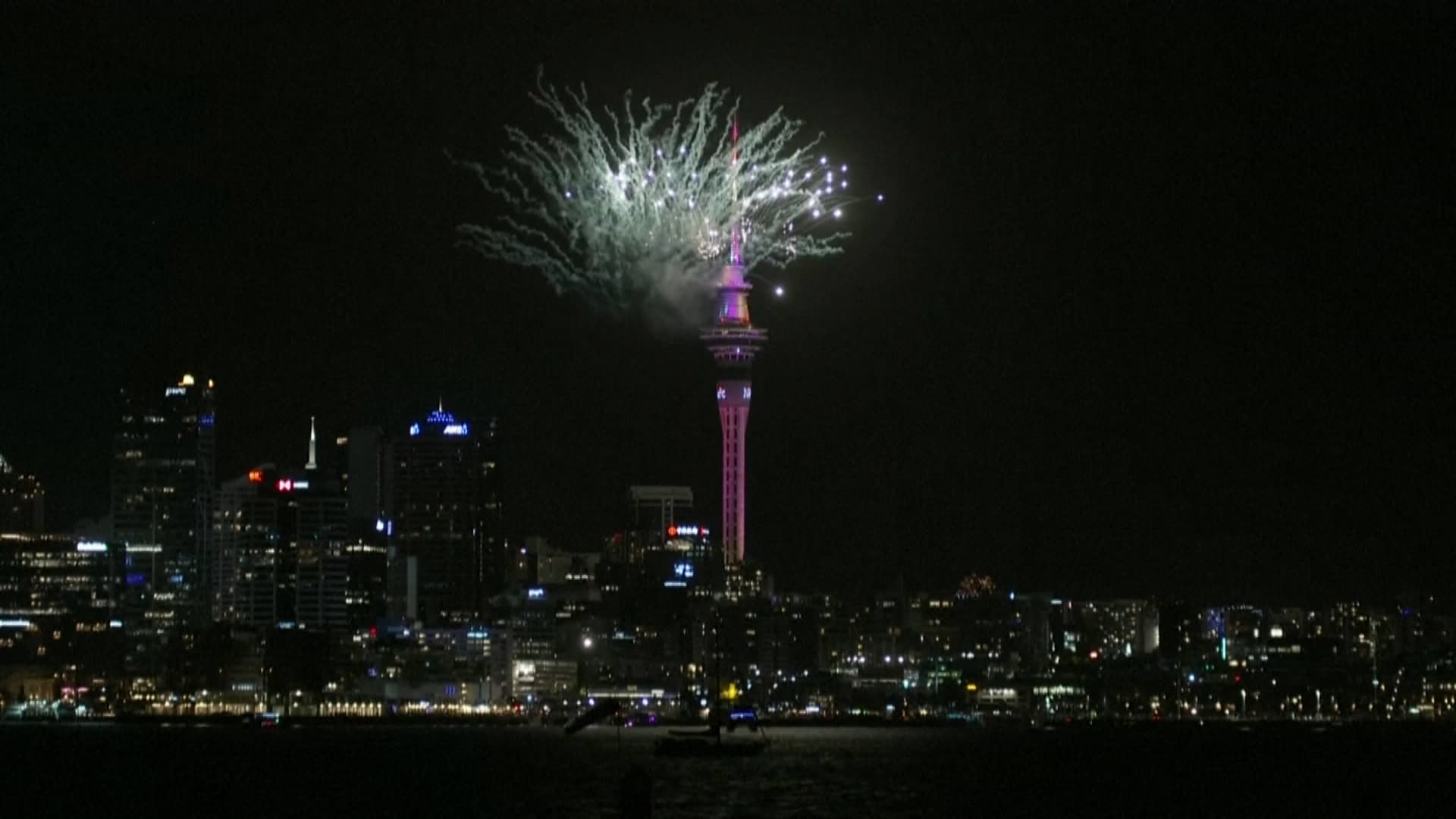 Le feu d'artifice du Nouvel an au-dessus de la Sky Tower d'Aukland, en Nouvelle-Zélande Le feu d'artifice du Nouvel an au-dessus de la Sky Tower d'Aukland, en Nouvelle-Zélande