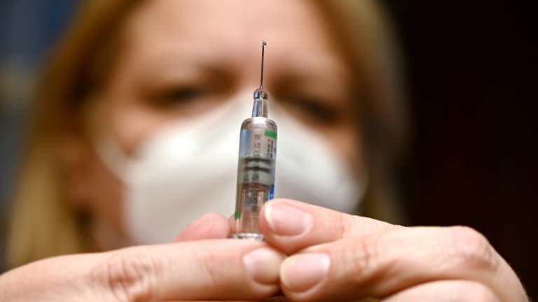 Une infirmière prépare une dose du vaccin chinois Sinopharm dans un centre de vaccination à Budapest le 25 février 2021.