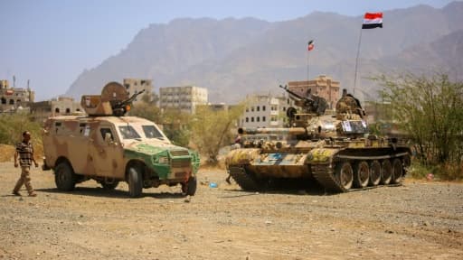 Des véhicules militaires de l'armée yéménite, à Taez, après la reprise de la zone qui était contrôlée par les rebelles houthis, le 12 mars 2016