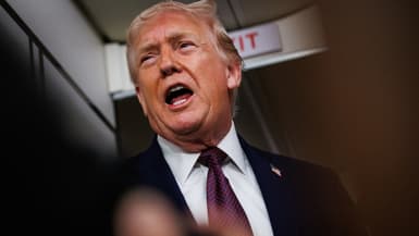 Le président américain Donald Trump répond aux questions des journalistes à bord d'Air Force One le 11 janvier 2026, alors qu'il rentre à la Maison Blanche depuis Palm Beach, en Floride.