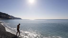 Un homme se baigne à Nice, le 7 mars 2014.