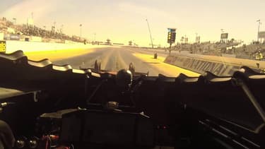 Shawn Langdon nous livre ici une vidéo impressionnante, filmée de son casque, qui permet de voir à quoi correspond un démarrage fulgurant au volant d'un dragster.