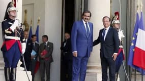 L'émir du Qatar en compagnie de François Hollande, le 22 août 2012, à l'Elysée