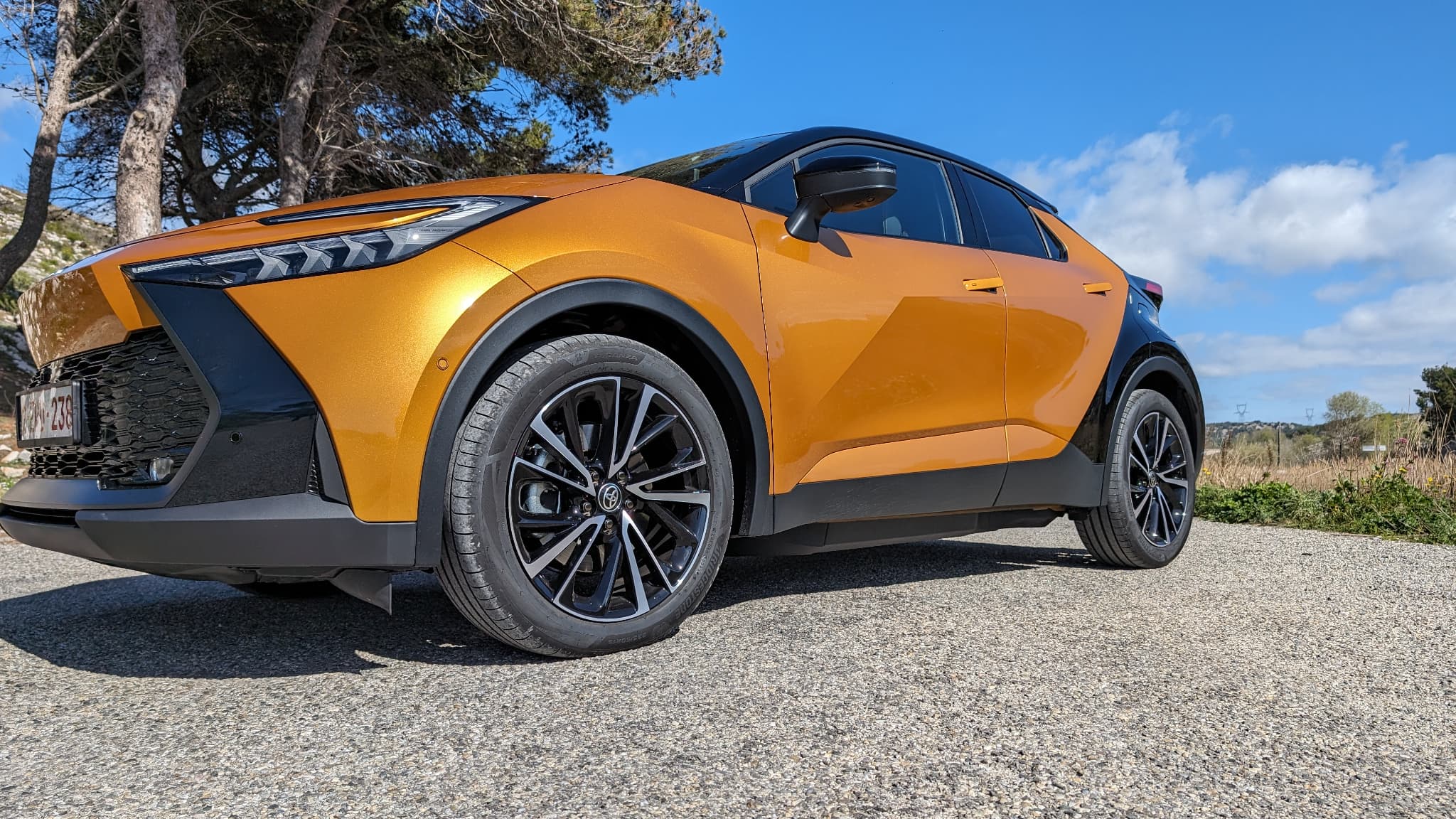 La batterie de 13,6kWh se devine sous le véhicule. La batterie de 13,6kWh se devine sous le véhicule.