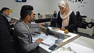 Arezo Akrimi, étudiante afghane, dans un bureau de changes acceptant les cryptomonnaies à Herat, en Afghanistan, le 15 février 2022