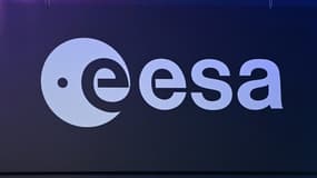 Le logo de l'ESA au centre de Cologne, en Allemagne, le 12 novembre 2021