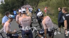 Les coureurs sont arrêtés lors de la course en ligne des championnats du monde.