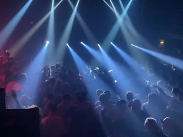 Ce dimanche 17 octobre 2021, 2200 personnes ont pu danser et chanter sans restrictions sanitaires dans deux discothèques parisiennes.