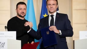 Le président français Emmanuel Macron (droite) et son homologue ukrainien Volodymyr Zelensky se serrent la main, le 16 février 2024 à Paris