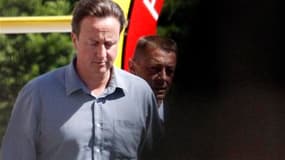 Le Premier ministre britannique David Cameron s'est rendu mercredi dans le sud de la France au chevet de son père, hospitalisé pour de graves problèmes de santé alors qu'il était en vacances. /Photo prise le 8 septembre 2010/REUTERS/Jean-Paul Pélissier