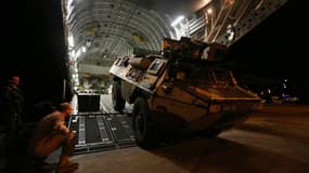 Véhicule de transport de troupes arrivant à Bamako, au Mali. La France a procédé à de nouvelles frappes aériennes contre les rebelles islamistes au Mali et elle va poursuivre le renforcement de son dispositif sur place jusqu'au déploiement de la force afr