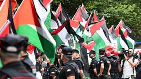 Des drapeaux palestiniens brandis à l'arrivée de la Vuelta à Bilbao le 3 septembre 2025