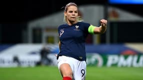 L'attaquante Eugénie Le Sommer contrôle le ballon lors du match de qualification pour l'Euro 2021 entre la France et la Macédoine du Nord au stade de la Source à Orléans, le 23 octobre 2020