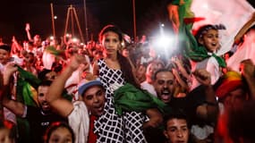 Des supporters algériens célèbrent le sacre olympique d'Imane Khelif, le 9 août 2024 à Tiaret