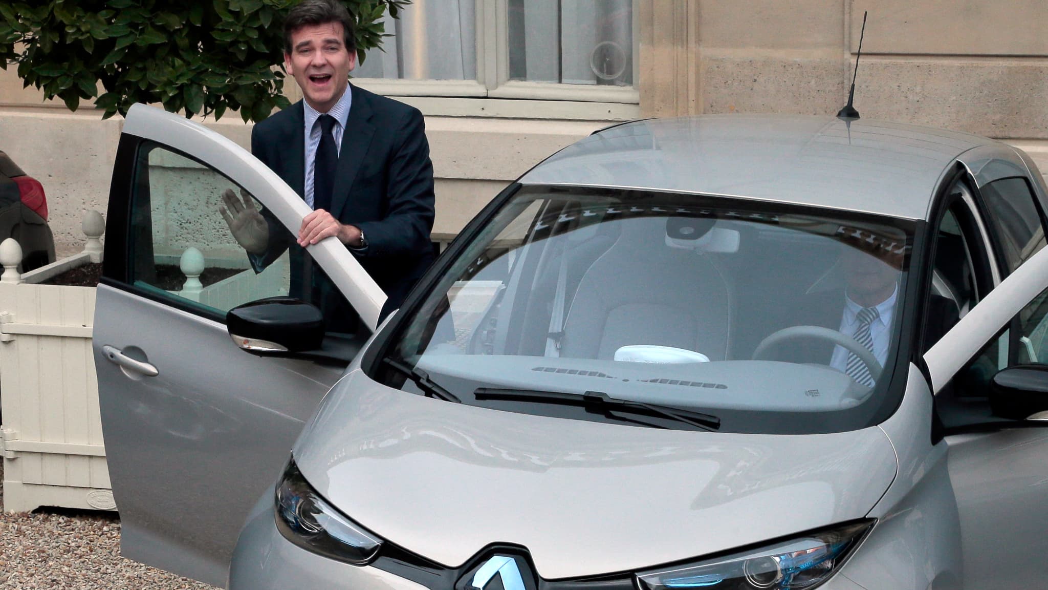 Le ministre français du Redressement productif Arnaud Montebourg monte à bord d'une voiture électrique Zoé du constructeur automobile français Renault pour quitter l'Elysée après le conseil des ministres hebdomadaire du 3 octobre 2012 à Paris.