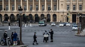 Un contrôle de police à Paris dans le cadre des mesures de confinement mises en place pour lutter contre le Covid-19.