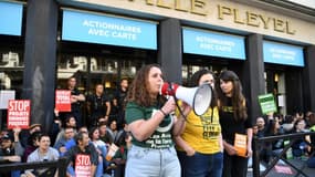 Des militants d'ONG environnementales à l'entrée de la salle Pleyel où se tient l'assemblée générale des actionnaires de TotalEnergies, le 25 mai 2022