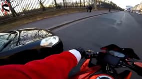 La folle course poursuite à moto de ce père Noël contre une conductrice en délit de fuite
