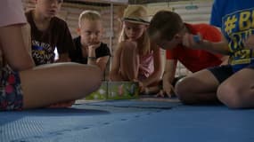Des enfants ukrainiens dans un camp de vacances près de Kiev. 