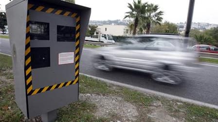 Les députés UMP ont vivement critiqué mardi les nouvelles mesures prises par le gouvernement dans le domaine de la sécurité routière, notamment le retrait de tous les panneaux signalant la présence de radars. /Photo d'archives/REUTERS/Eric Gaillard